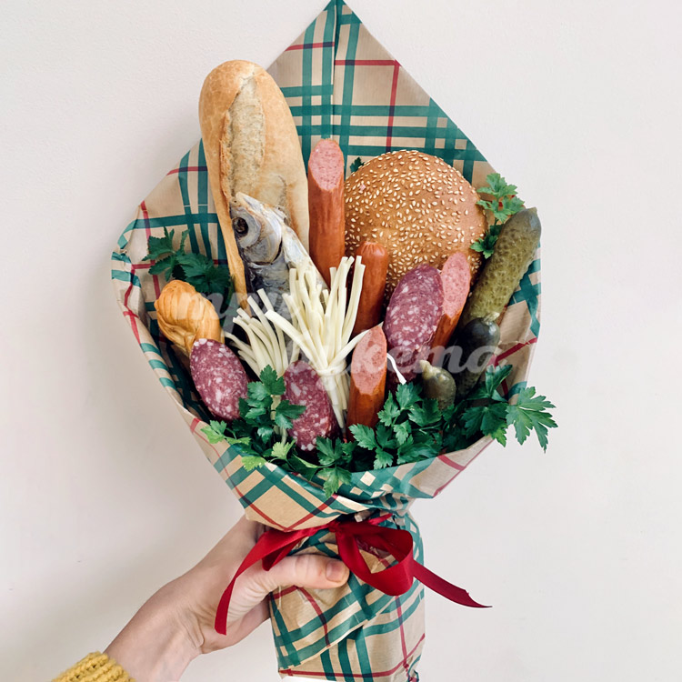 Букет с рыбой, колбасой и огурцами