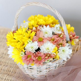 Корзина цветов из кустовых хризантем
