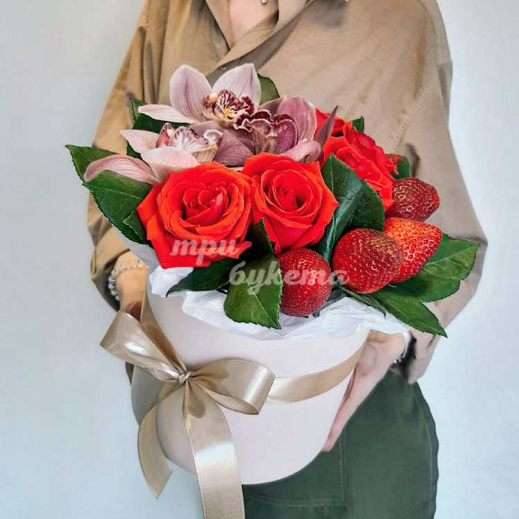 Орхидеи, розы и клубника в коробке (доп. фото)
