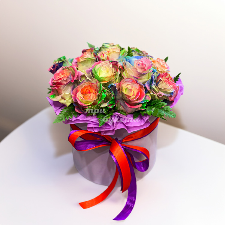 Радужные розы в коробке