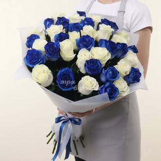 Букет из 37 синих и белых роз