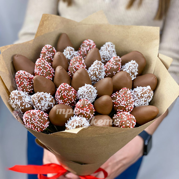 Крафт букет с клубникой в шоколаде (крупный план)