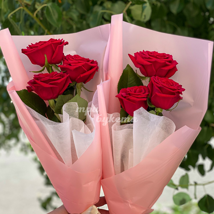 Мини-букет из 3 красных роз (два букета на фоне зелени)