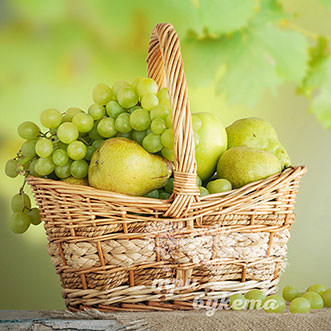 Корзина с грушами и виноградом