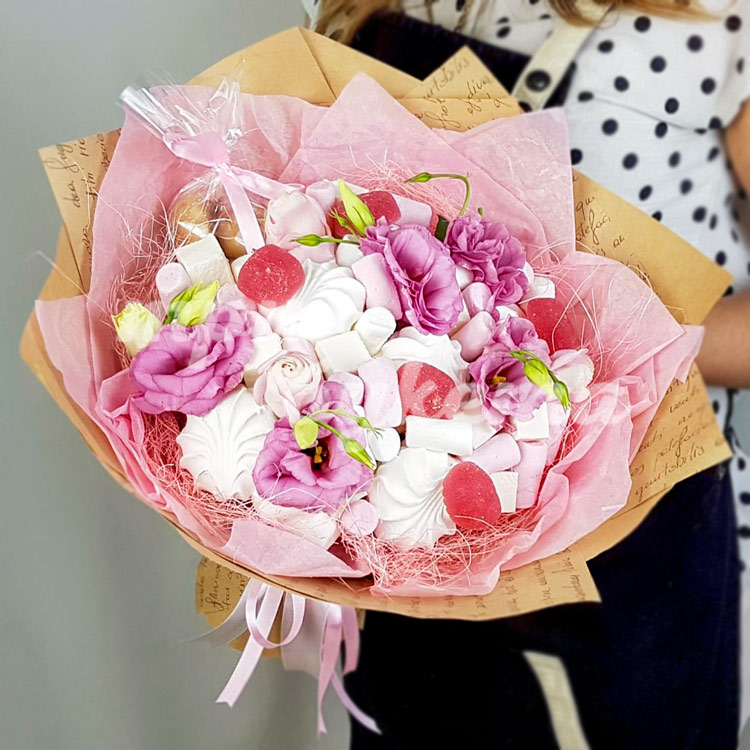 Букет из зефира и пряника (в руках)