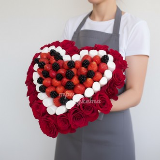 Сладкая композиция в виде сердца