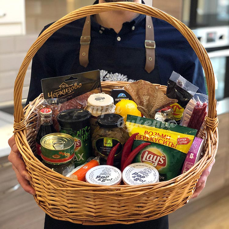 Корзина снэков для большой компании (на столе)