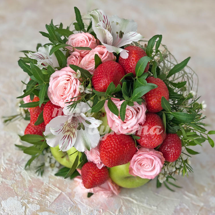 Букет из клубники, яблок и роз (на столе)
