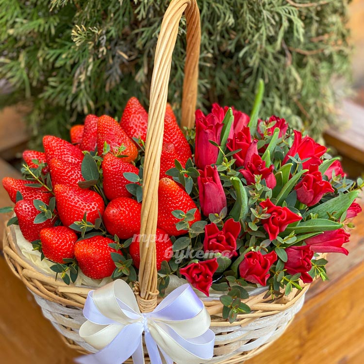 Корзинка с клубникой и тюльпанами (на фоне кипариса)