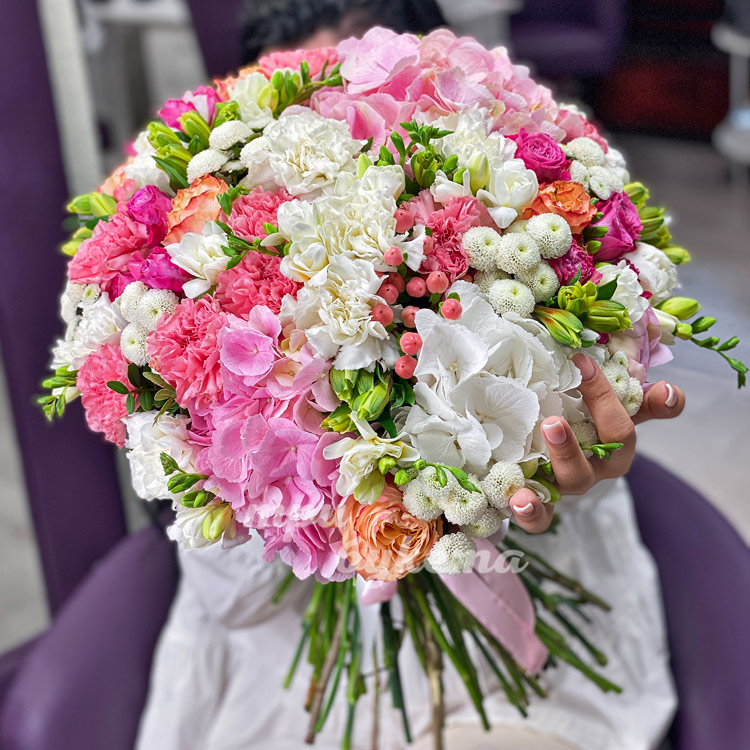 Большой и яркий букет цветов (крупный план)