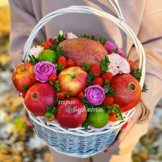 Корзина с гранатами, клубникой и цукатами