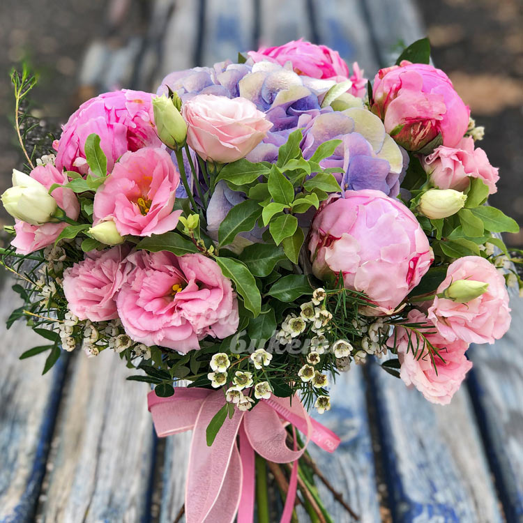 Букет из гортензии, пионов и эустом (крупный план)