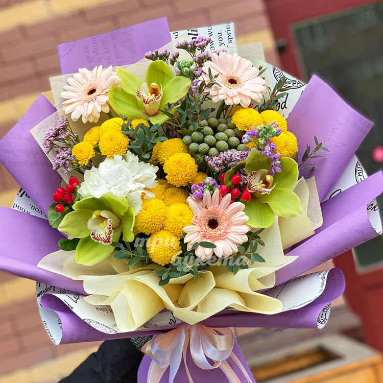 Букет из хризантем, гербер и орхидей (крупный план)