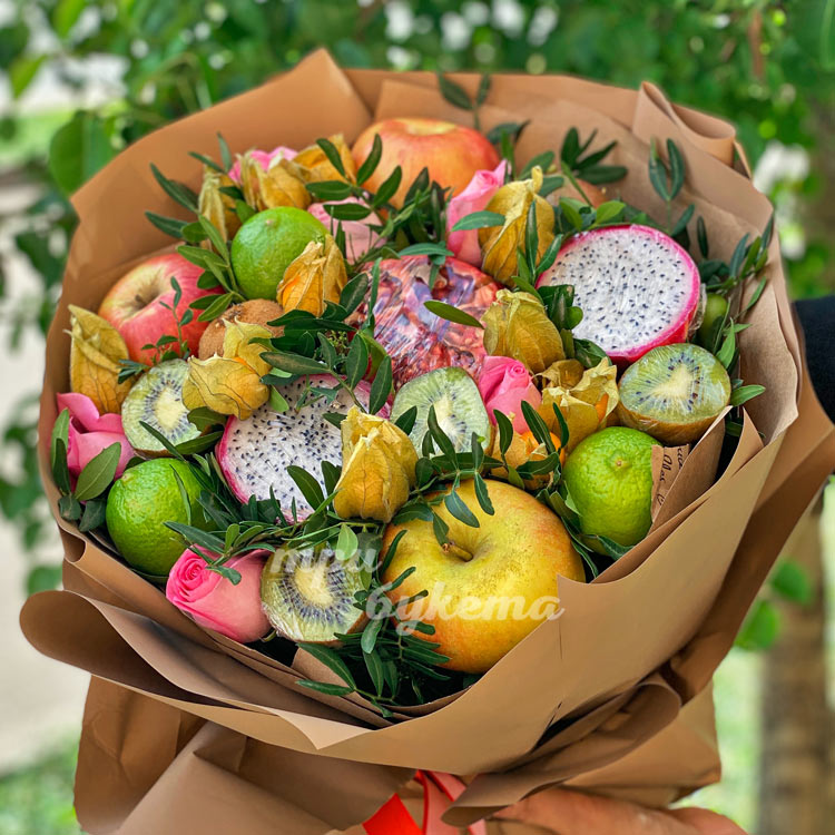 Букет из питайи и граната (крупный план)