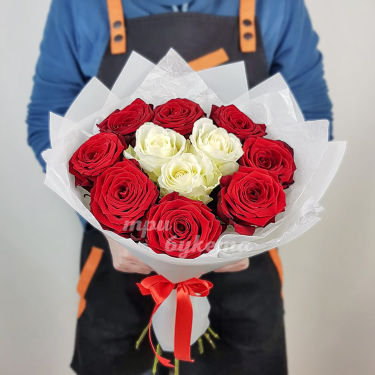 Небольшой букет белых и красных роз