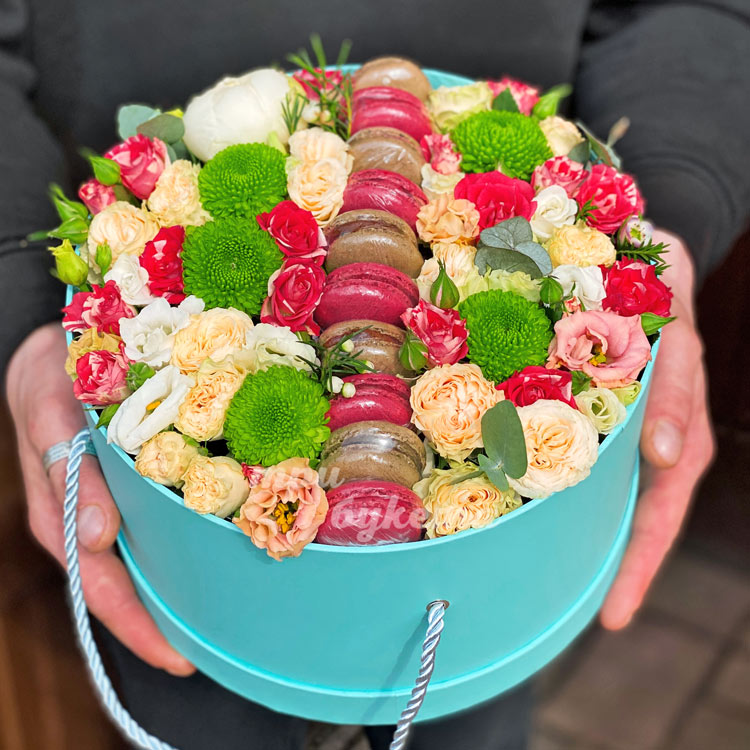 Персиковые пионовидные розы с 10 макарунами