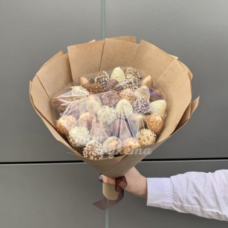 Букет из 31 клубники в оформлении