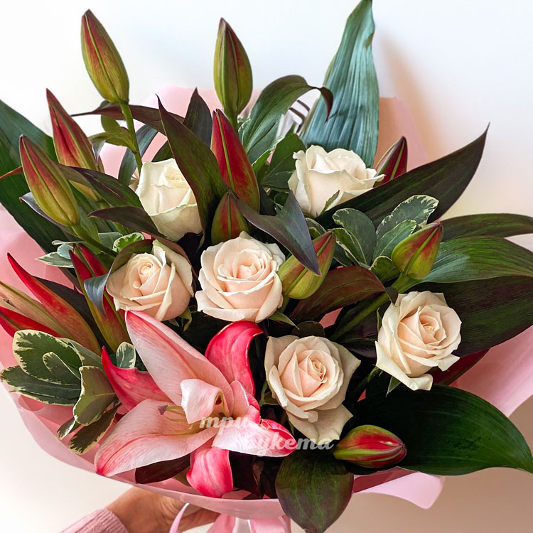 Букет розовых лилий и кремовых роз
