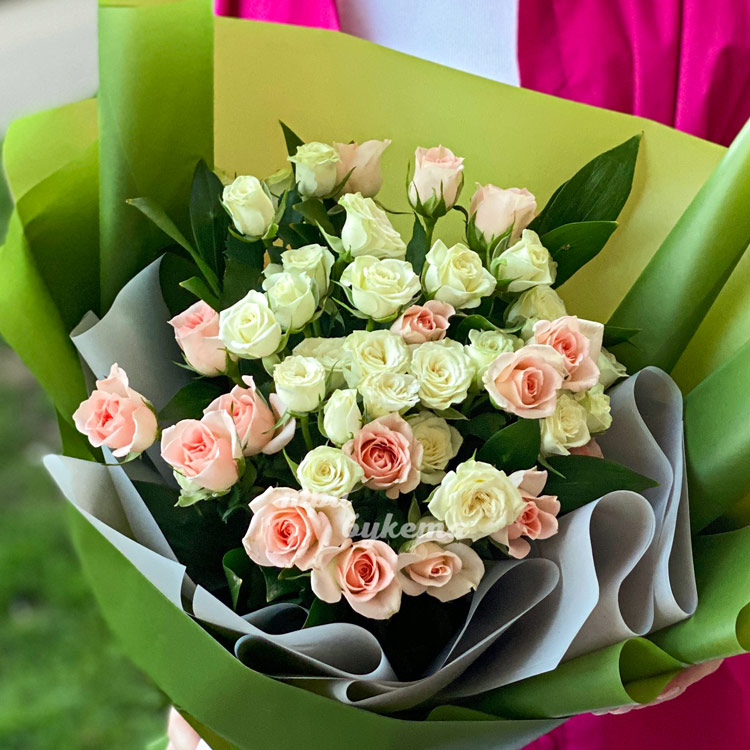 Зеленый букет из 7 веток кустовых роз (крупный план)