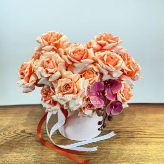 Шляпная коробка роз Шиммер с орхидеями