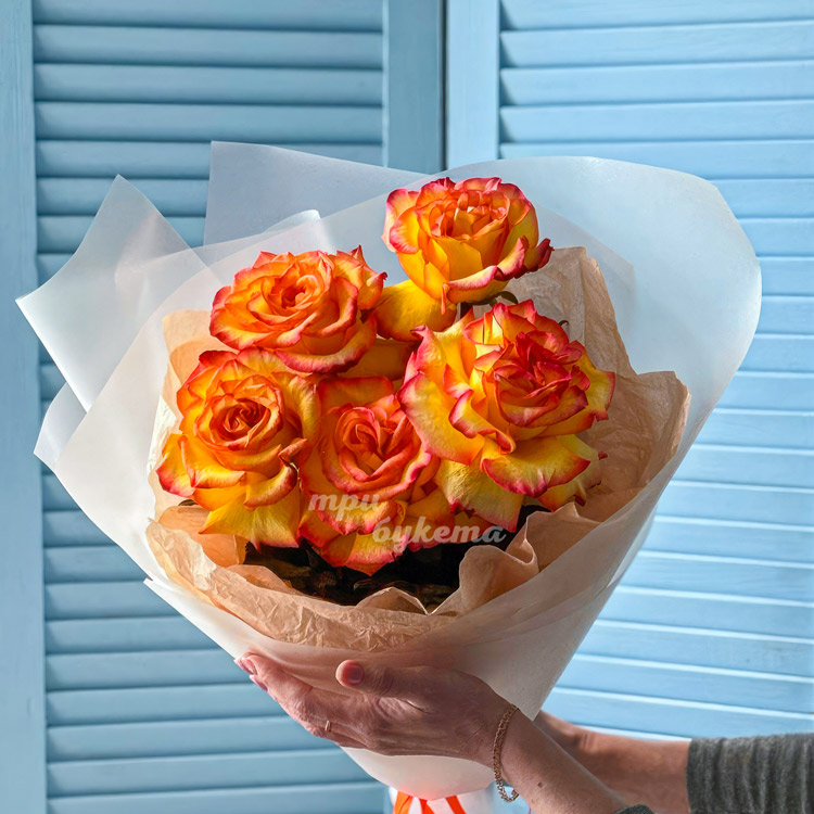 Букет из 5 оранжевых эквадорских роз (крупный план)