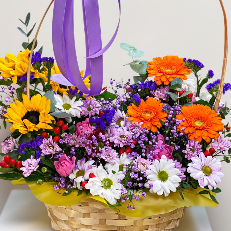 Корзина хризантем, гербер и подсолнухов (крупный план)