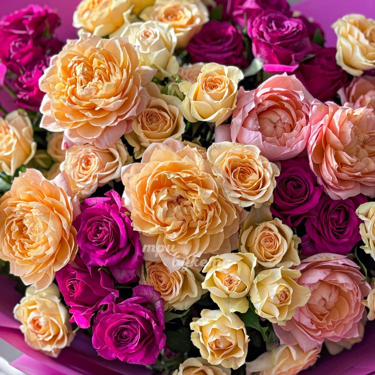 Букет из ярких кустовых роз микс (крупный план)